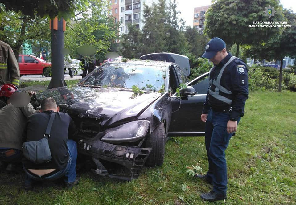 Водій "Мерседеса", що врізався в бетонну опору в Ужгороді, був п'яний і перебував у розшуку (ФОТО)