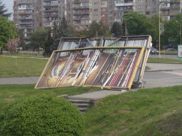 ФОТОФАКТ. В Ужгороді, біля транспортного мосту вітер повалив білборд