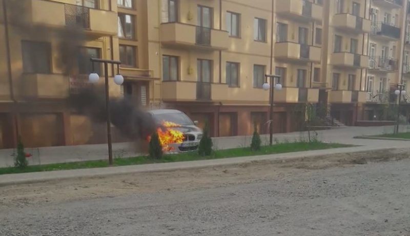 Вчора в Ужгороді поблизу багатоквартирного будинку горіла "арабська" BMW (ФОТО, ВІДЕО)