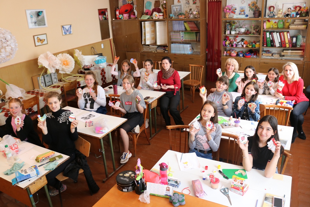 Назустріч Великодню школярів в Ужгороді навчали розпису дерев’яних символів свята (ФОТО)