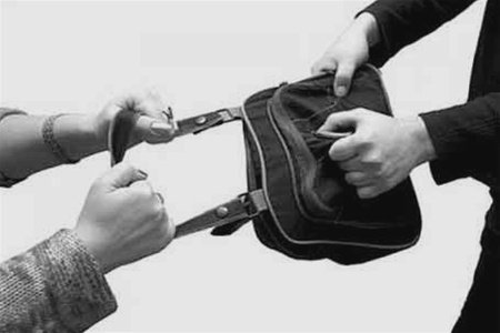У Берегові грабіжник вдарив жінку і відібрав у неї сумку з грошима