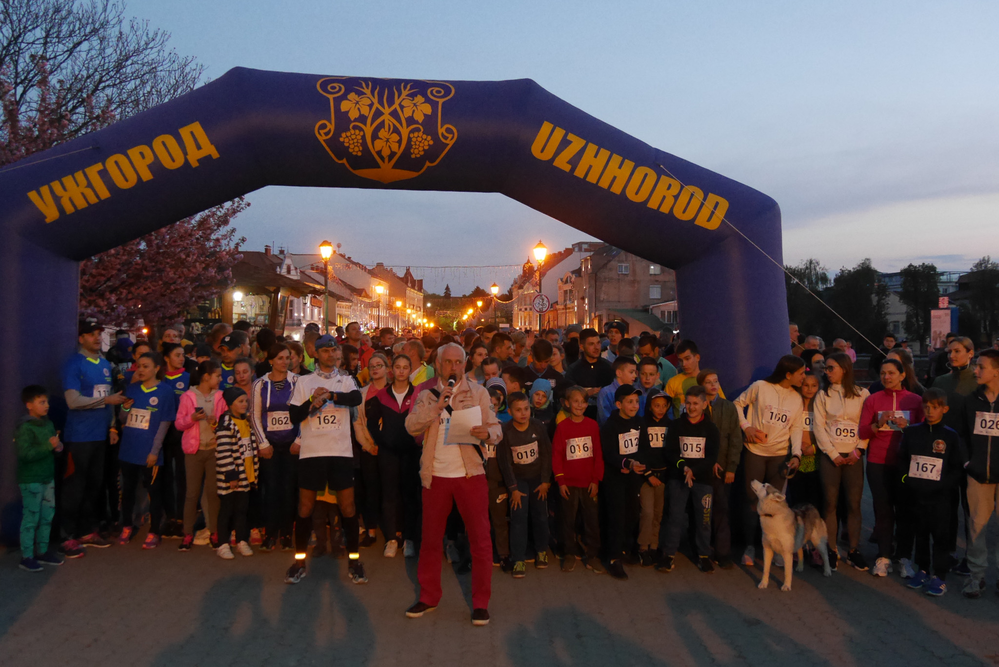 Сакуровий нічний забіг в Ужгороді зібрав дві сотні учасників (ФОТО, ВІДЕО)