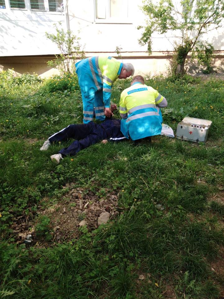 У Мукачеві шпиталізували непритомного чоловіка, що лежав на землі (ФОТО)