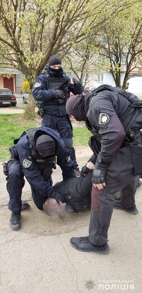 Під час обшуків в Ужгороді в оселях підозрюваних в наркоторгівлі виявили гроші та наркотики (ФОТО, ВІДЕО)