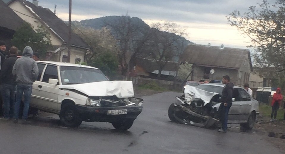 У Тернові на Тячівщині зіткнулися два авто (ФОТО)