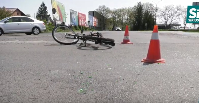 На в'їзді в Мукачево п'янезний велосипедист врізався в легковик і пробив головою бокове скло (ВІДЕО)