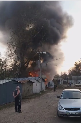 У Чопі в пожежі в гаражі згоріли велосипед і мопед (ВІДЕО)