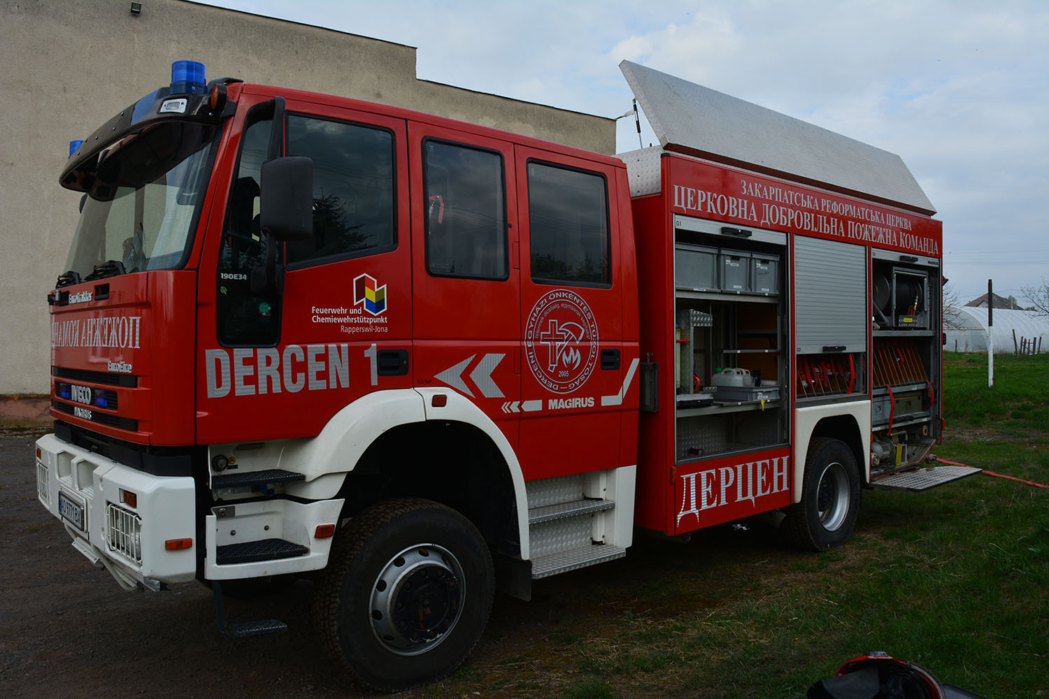 Закарпатські вогнеборці-добровольці Дерцена отримали від швейцарських колег пожежно-рятувальний автомобіль (ФОТО)