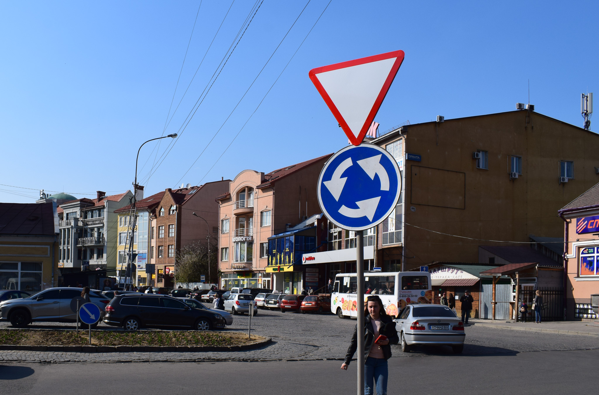 На перехресті вул. Фединця та пл. Корятовича в Ужгороді "впорядковано" круговий рух (ФОТО)