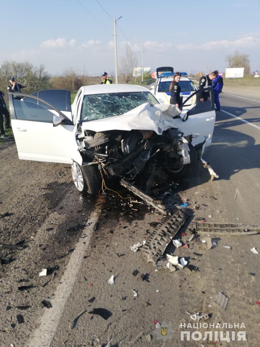 На Ужгородщині п'яний водій "Шкоди" збив пішохода, а відтак зіткнувся з вантажівкою (ФОТО)