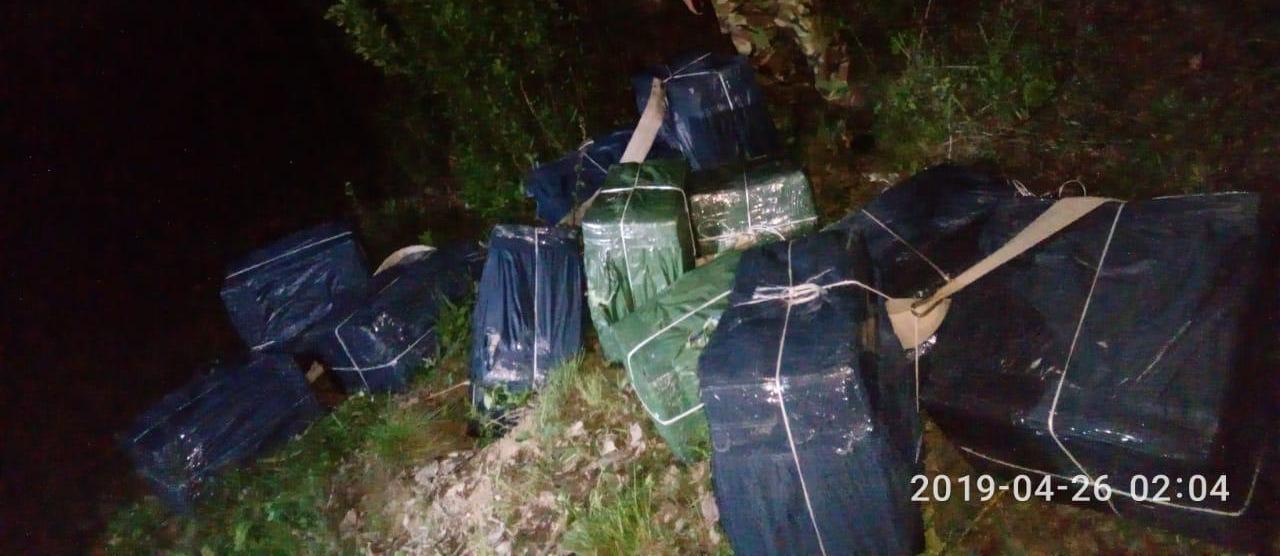 12 сигаретних пакунків, що покинули під час втечі контрабандисти, знайшли прикордонники на Закарпатті (ФОТО) 
