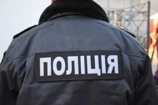 Під час обшуку в оселі фігуранта кримінального провадження в Ужгороді виявили наркотики та пістолет