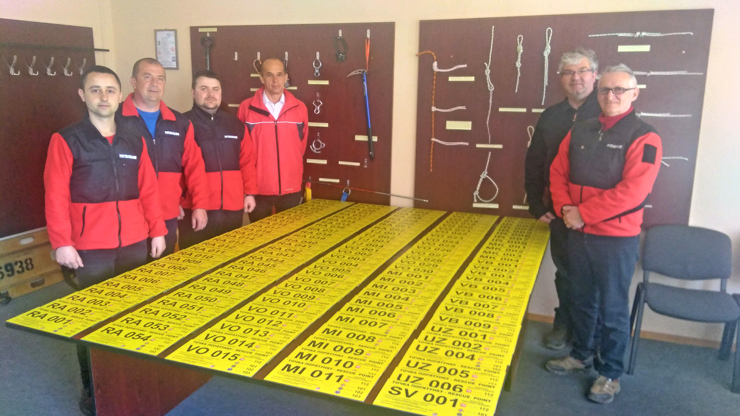 Чехи передали 150 інформаційних табличок для встановлення у точках порятунку туристів у горах Закарпаття (ФОТО)