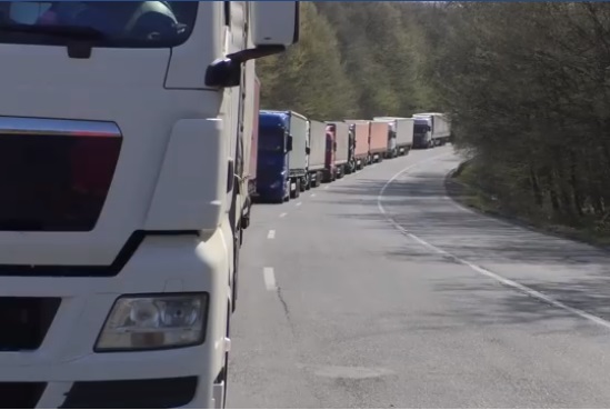 Черга вантажівок перед КПП "Ужгород" зумовлена поломкою сканера в словаків – прикордонники (ВІДЕО)