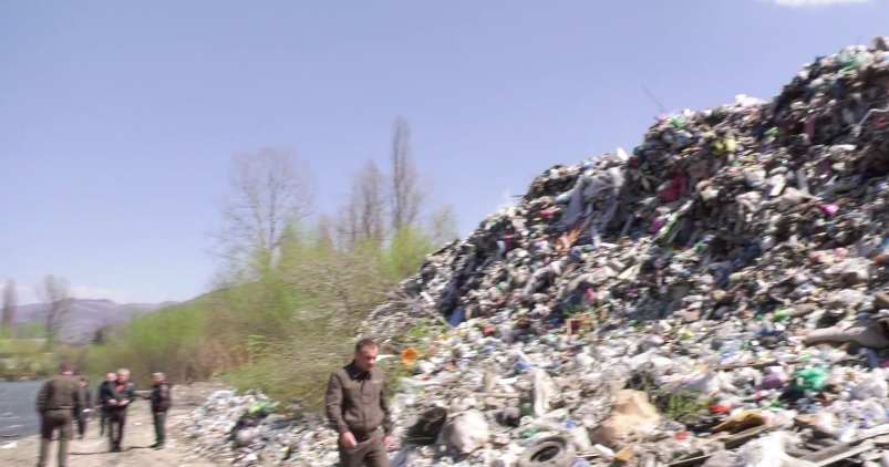 Після скандалу з Угорщиною у Рахові зібрали екстрену комісію по проблемі сміттєзвалища над Тисою (ВІДЕО)