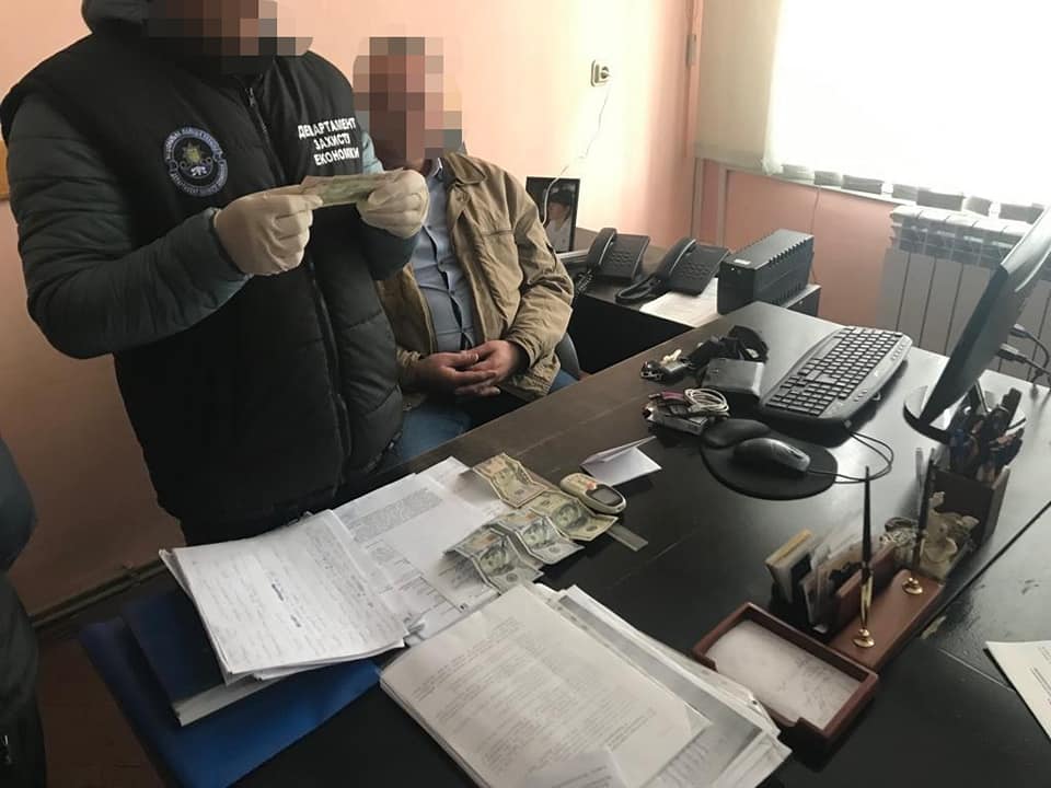 Начальника управління Закарпатської ОДА затримали на хабарі $400 (ФОТО)
