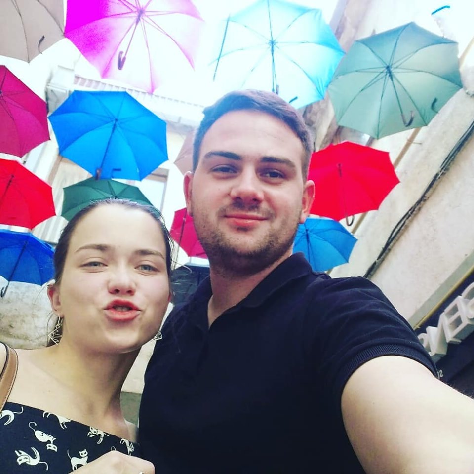ФОТОФАКТ. В ужгородському пасажі розвісять 120 різнобарвних парасольок