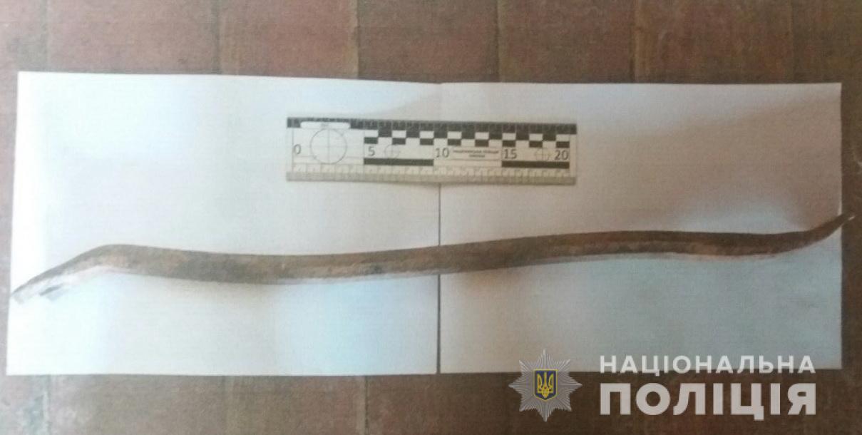 На Берегівщині чоловік металевим ломом побив односельця аж до лікарні