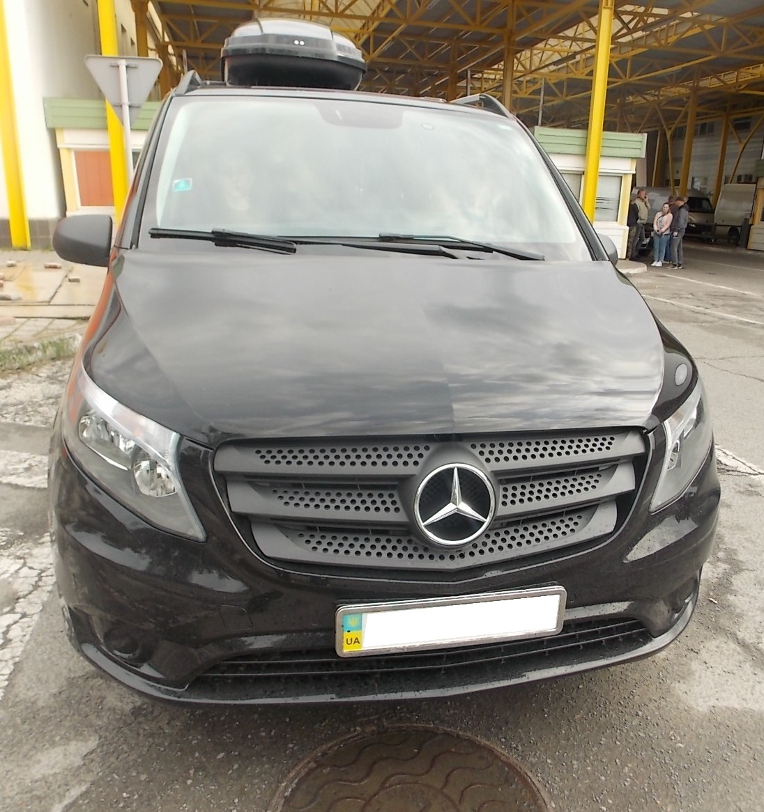 Викрадений у Бельгії Mercedes затримали на кордоні на Закарпатті (ФОТО)