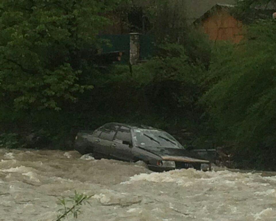 У Богдані на Рахівщині авто злетіло з дороги у річку (ФОТО)