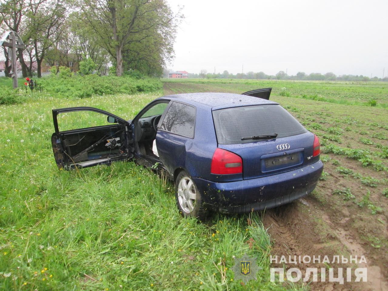 На Тячівщині Audi врізалася в пень на узбіччі, водій загинув, пасажир не постраждав (ФОТО)