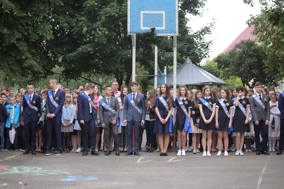Цьогоріч зі школою в Мукачеві попрощалися 540 випускників (ФОТО)