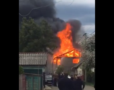У Рахові згоріли 2 сусідні будинки (ФОТО, ВІДЕО)