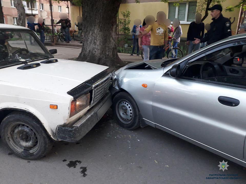 Поки водій Daewoo в Ужгороді пив каву, нетверезий керманич ВАЗу врізався у його припарковане авто (ФОТО)