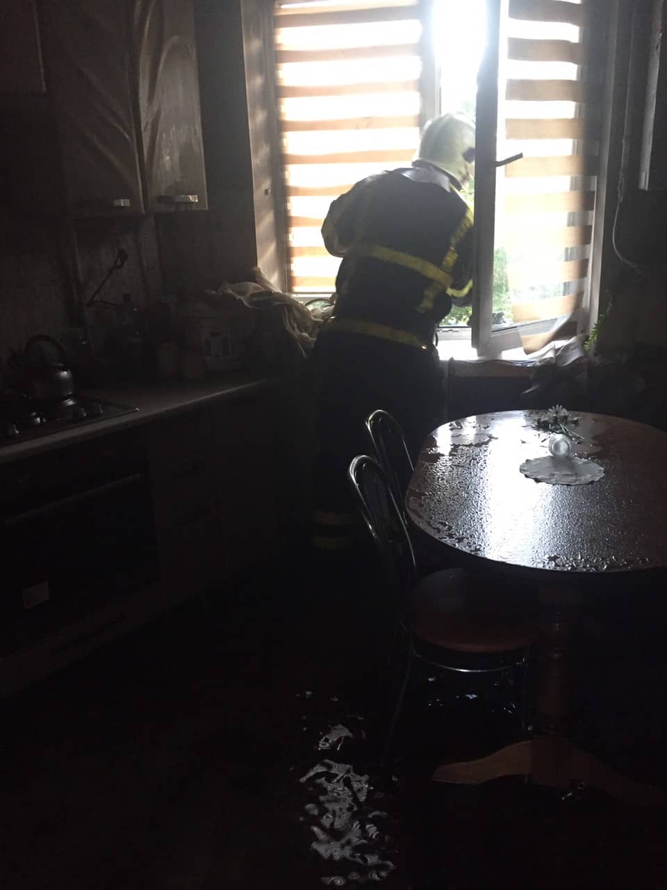 Під час гасіння пожежі у багатоповерхівці у Хусті довелося евакуювати мешканців будинку (ФОТО)