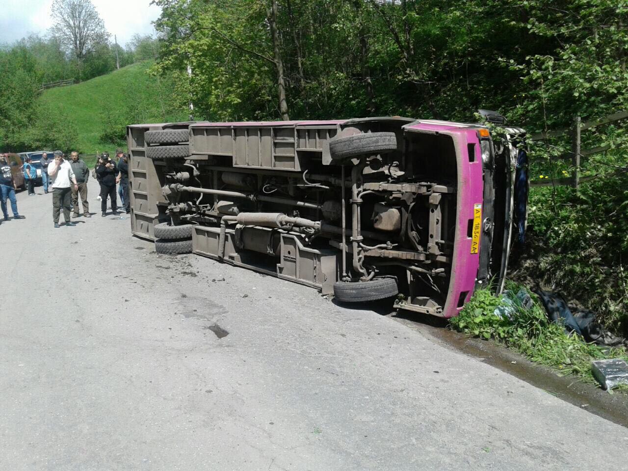 На Рахівщині перекинувся рейсовий автобус: постраждало четверо пасажирів, один із них загинув (ФОТО)