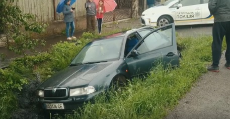 У Ракошині, на Мукачівщині Skoda після зіткнення з Renault опинилася в кюветі (ВІДЕО)