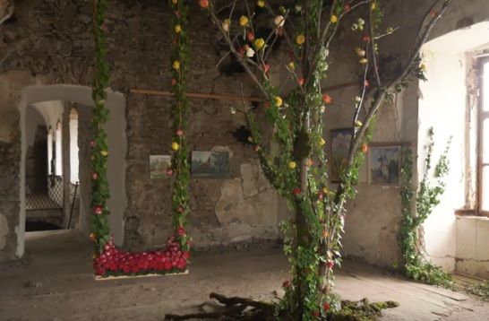 "Кохання в Сент-Міклоші" "розквітло" десятками квіткових композицій у старовинному замку на Мукачівщині (ВІДЕО)