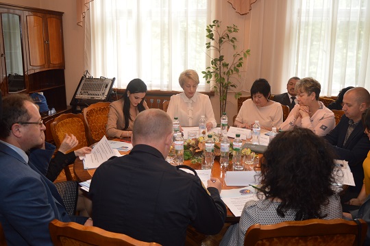За "круглим столом" в Ужгороді фахівці окреслили основні напрямки підтримки дітей та сімей (ФОТО)