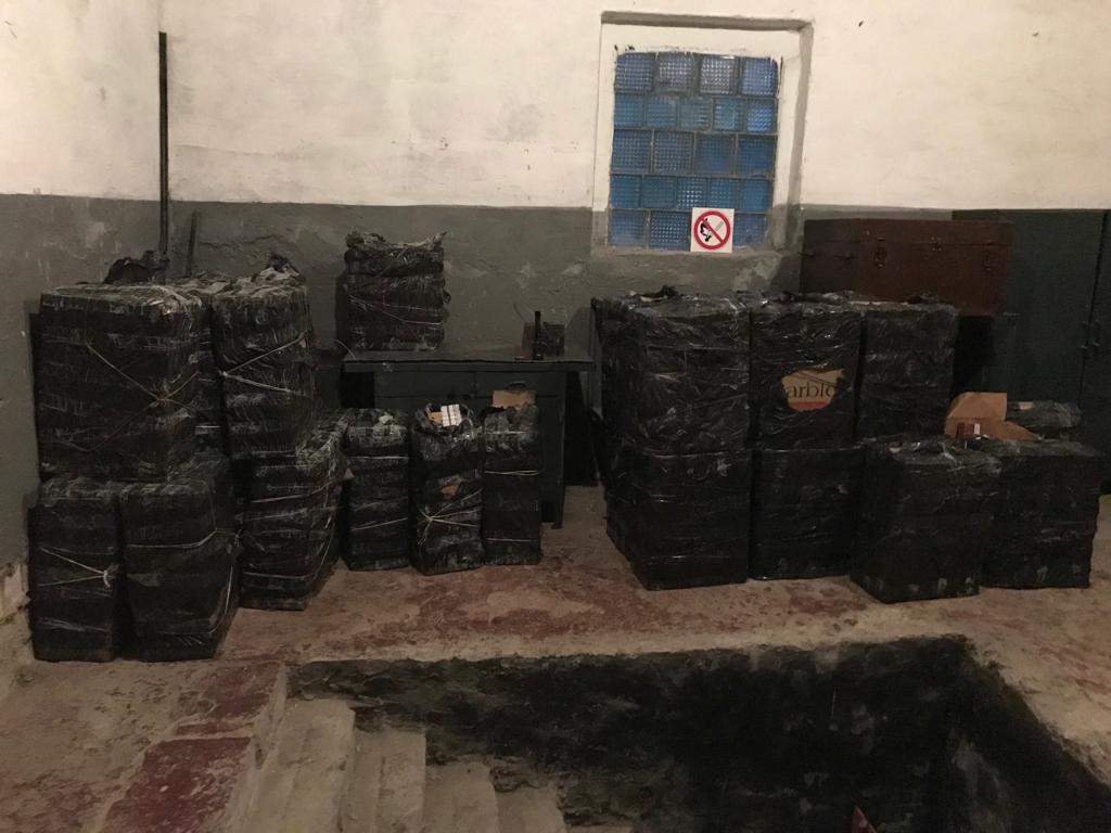 73 ящики сигарет, підготовлених до контрабанди за кордон, виявили на Закарпатті у будинку лісника (ФОТО)