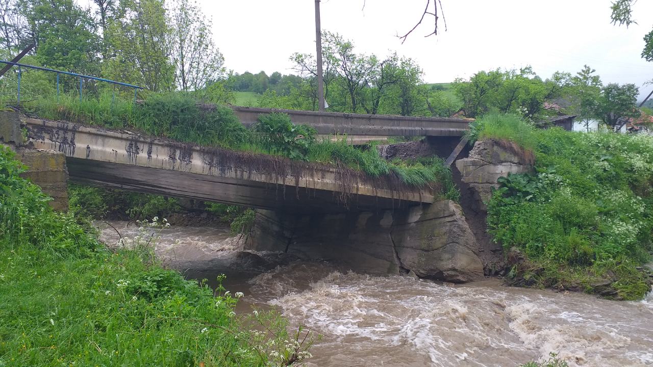 У Котельниці на Воловеччині паводкова хвиля обвалила міст через Латорицю (ФОТО)