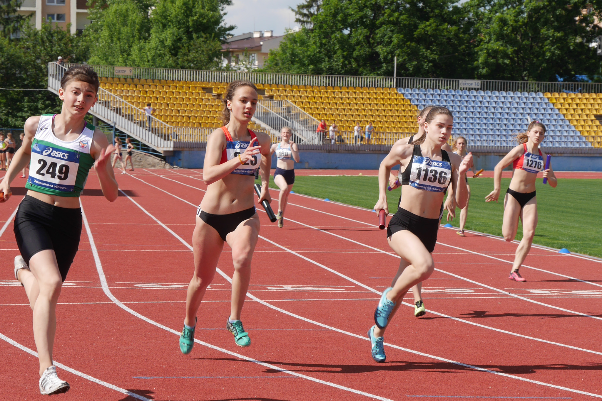 У чемпіонаті України з естафетного бігу в Ужгороді беруть участь близько 300 спортсменів з 22 областей України