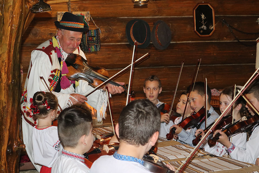 Творча майстерня традиційного народного музикування зі скрипалем-віртуозом Олексієм Томишиним відбулася на Хустщині (ФОТО)