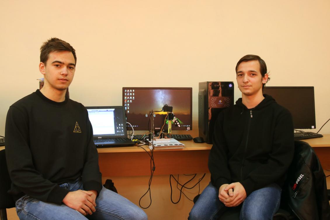 Студенти Ужгородського нацуніверситету розробили робота, з яким можна змагатися у хрестики-нулики (ВІДЕО)