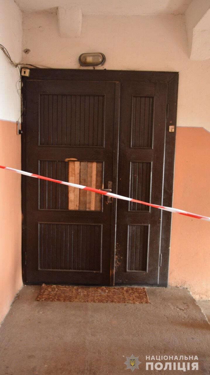 У Мукачеві чоловік убив у своїй квартирі гостя і тримав труп у ванній, намагаючись приховати злочин (ФОТО, ВІДЕО)