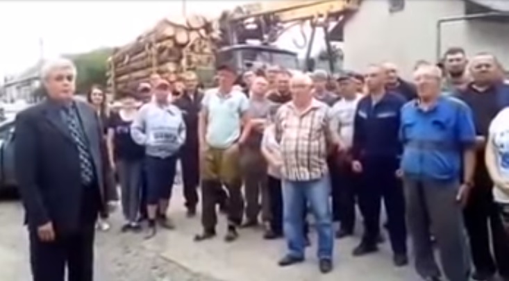 Жителі Березників і Керецьок на Свалявщині, що заблокували дорогу, зробили відеозвернення до президента (ВІДЕО)