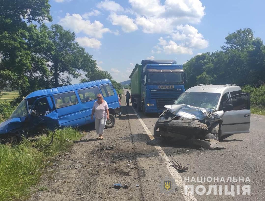 Унаслідок зіткнення мікроавтобуса й легковика на Львівщині чоловік і 12-річний хлопчик із Закарпаття – у лікарні, ще один водій загинув (ФОТО)