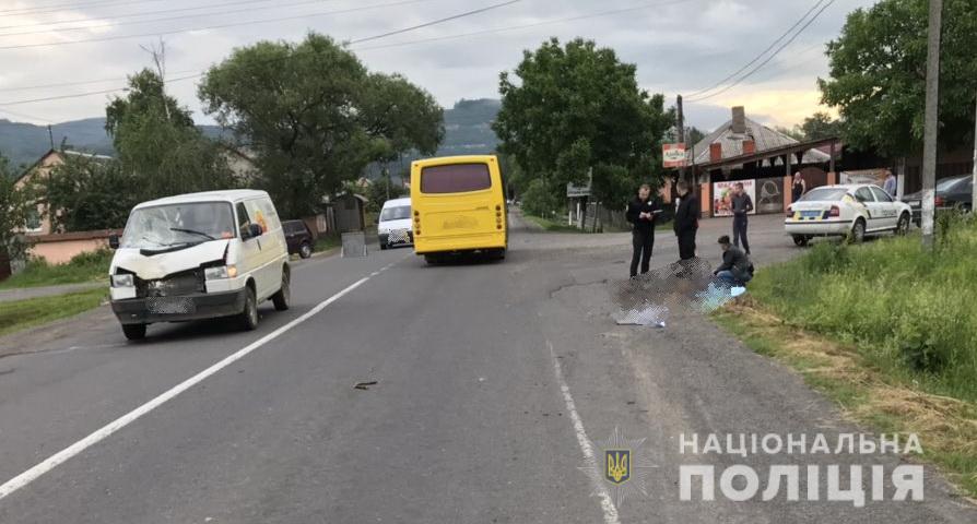 На Ужгорощині водій мікроавтобуса, не впоравшись із керуванням, смертельно наїхав на жінку (ФОТО)
