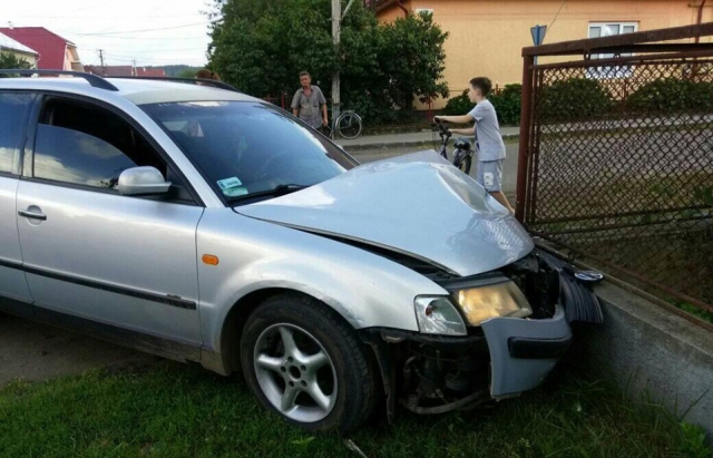 В Іршаві автомобіль на повороті врізався в огорожу (ФОТО)