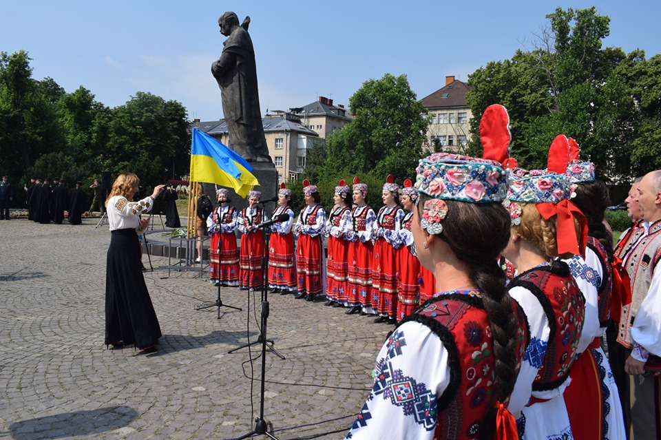 В Ужгороді покладанням квітів урочисто відзначили річниці Конституції України та входження Закарпаття до складу України (ФОТО)