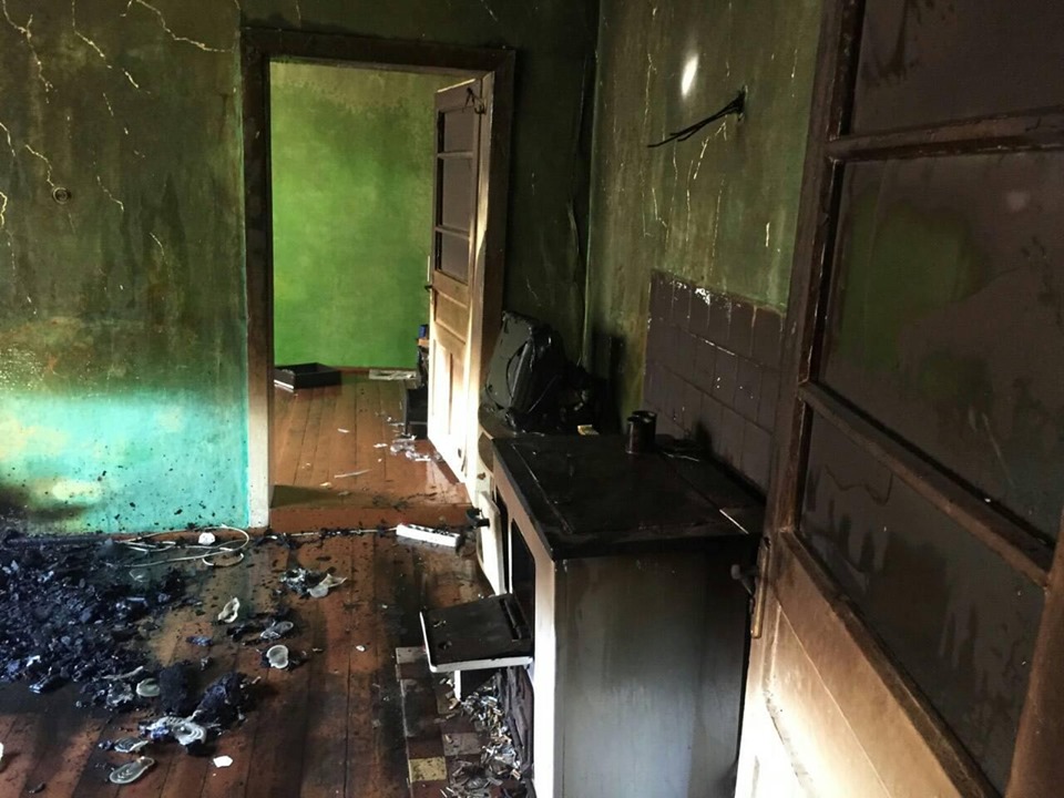 На місці пожежі у житловому будинку на Виноградівщині виявили тіло власника (ФОТО)