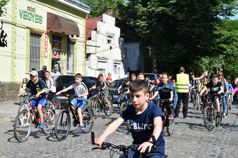 У Берегові до Дня захисту дітей відбувся святковий велозаїзд (ФОТО)