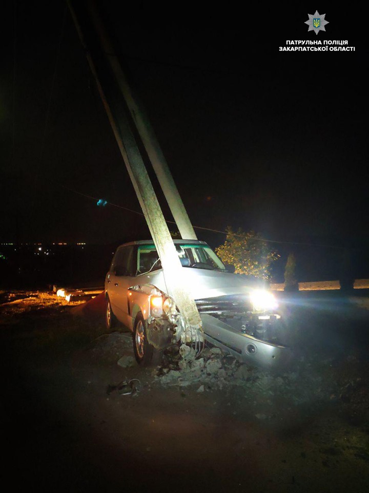 Імовірно нетверезий водій, утікаючи від патрульних в Ужгороді, врізався в електроопору (ВІДЕО)
