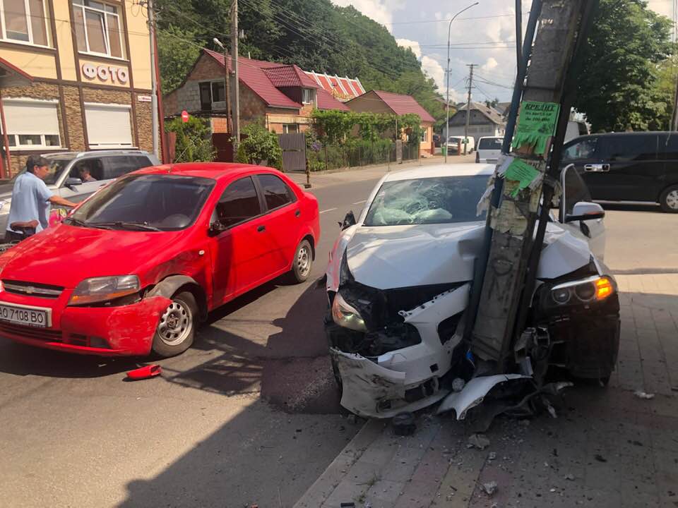 У Хусті легковик, обганяючи інше авто, врізався у стовп (ФОТО, ВІДЕО)