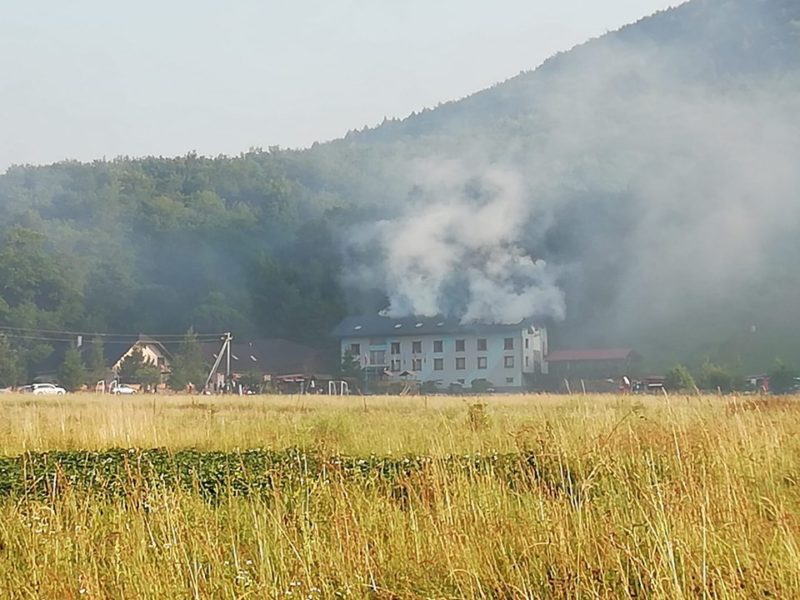 У Кострині на Великоберезнянщині горить туристичний комплекс (ФОТО)