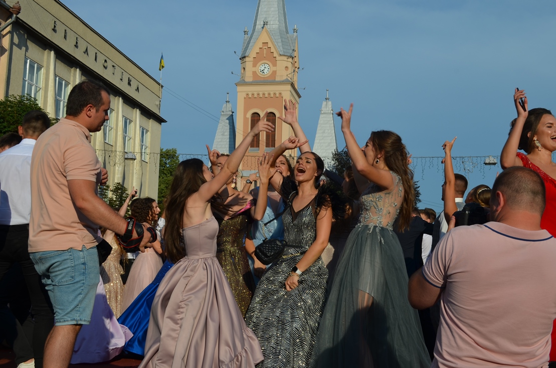 У Мукачеві пройшов парад випускників (ФОТО)